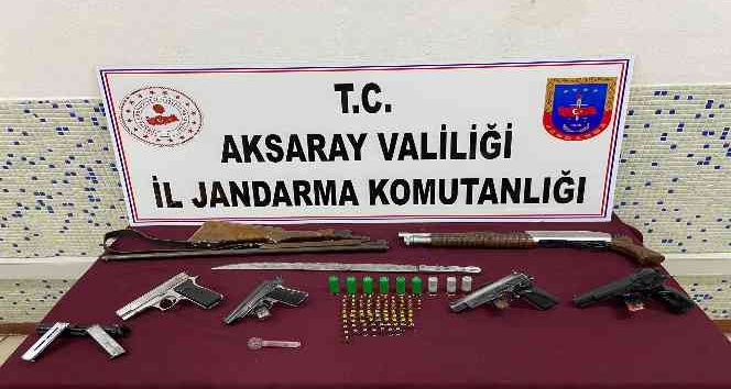 Aksaray’daki restoran baskınında çok sayıda silah ele geçirildi