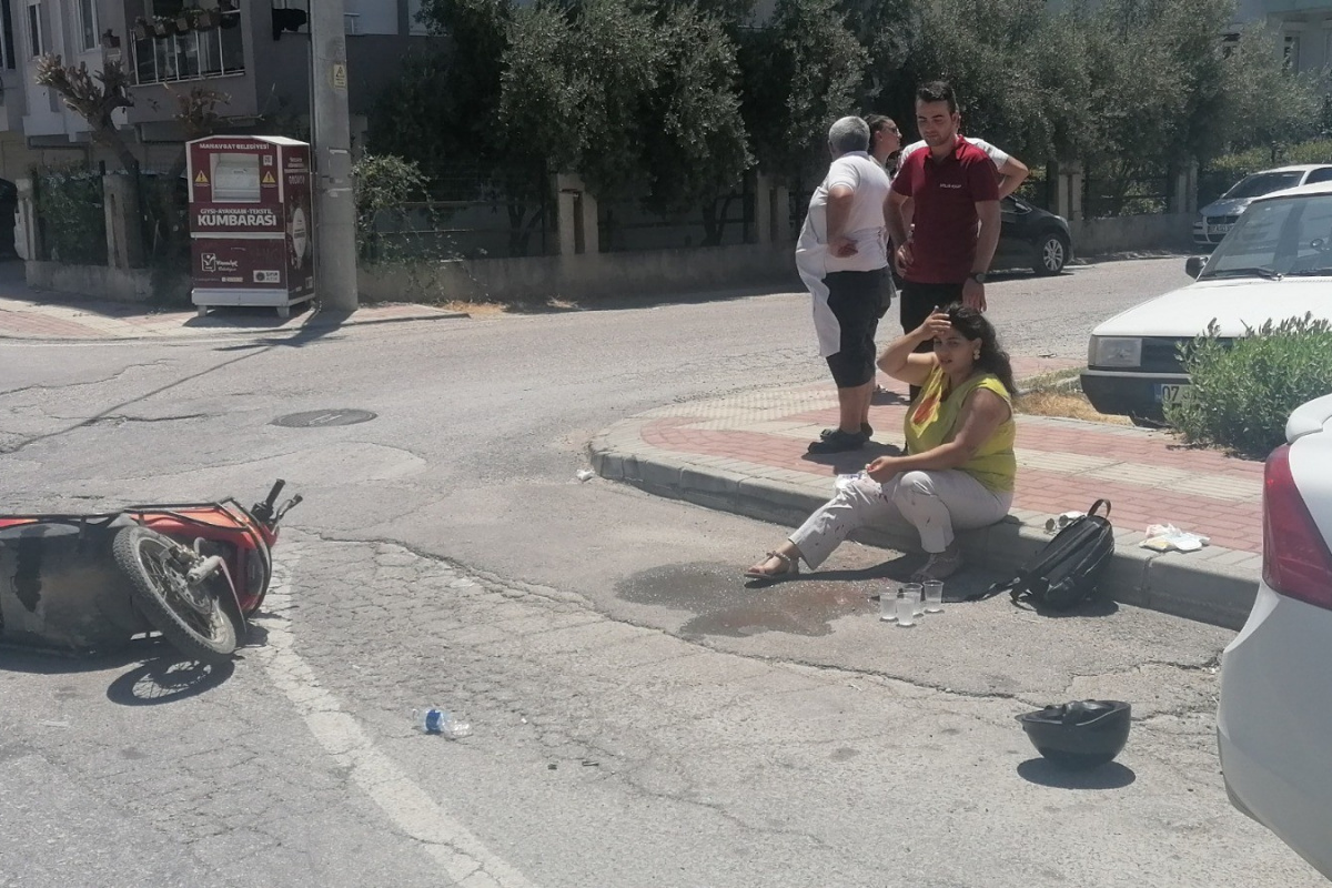 Kafasını çarptığı otomobil camını patlatan sürücü kask sayesinde hayatta kaldı