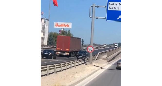 Trafikte geri geri giden otomobili gören şaştı kaldı