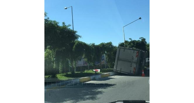 Yalova’da virajı alamayan kamyonet devrildi