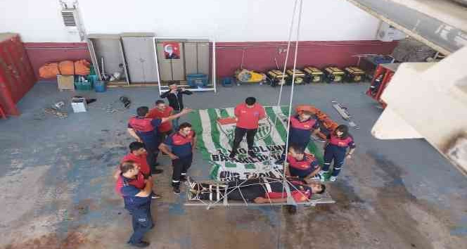 Belediye personeli bayrağa bastı, taraftar ayağa ayağa kalktı