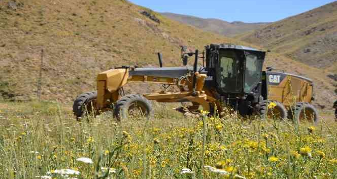 Şırnak yaylalarında hummalı yol onarma çalışması