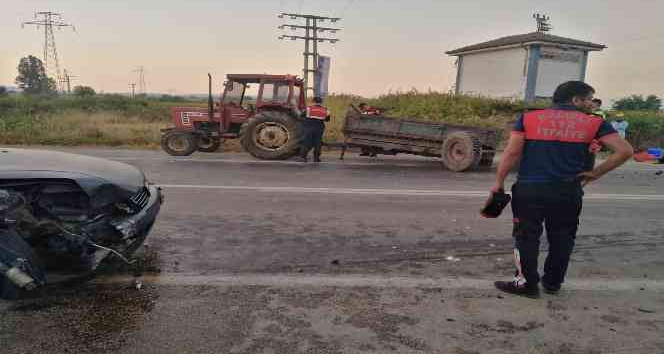 Otomobil traktörün römorkuna çarptı: 2 yaralı