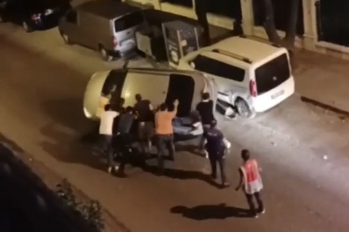 Zeytinburnu’nda yan yatan otomobilde sıkışan sürücüyü arkadaşları kurtardı