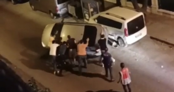 Zeytinburnunda yan yatan otomobilde sıkışan sürücüyü arkadaşları kurtardı