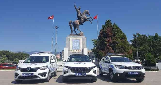 Edremit İlçe Emniyet Müdürlüğü bünyesinde üç yeni resmi araç hizmete girdi