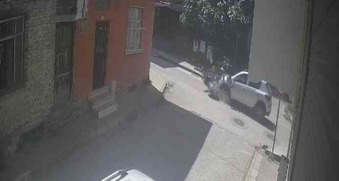 Otomobil ile motosikletin çarpıştığı kaza kamerada