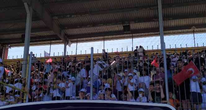 Bağcılar Yaz Spor Okulunun kapanışında ünlüler maç yaptı