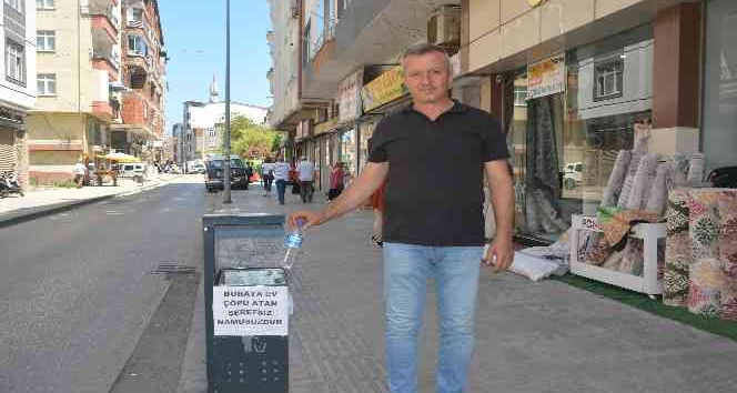 Çöp kovasına öyle bir yazı yazdı ki, mahalleli çöp atmayı bıraktı