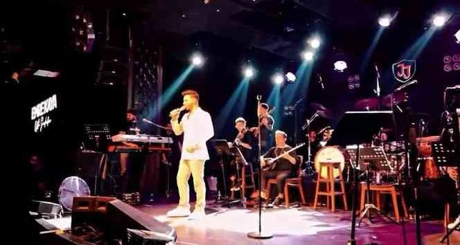 Emre Kaya, yine sanatını konuşturdu