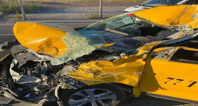 Taksi kamyona arkadan çarptı: 1 yaralı