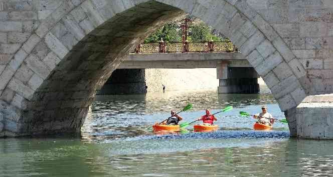 Yeşilırmak’ta kano keyfi