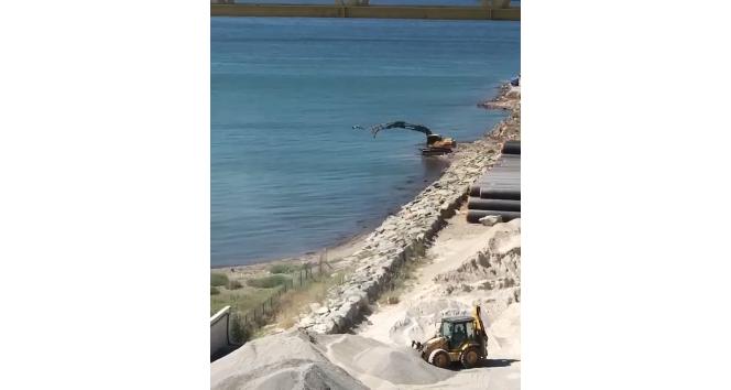 Sıcaktan bunalan kepçe operatöründen ilginç serinleme yöntemi