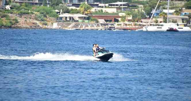 Merve Boluğur’dan jet ski şov