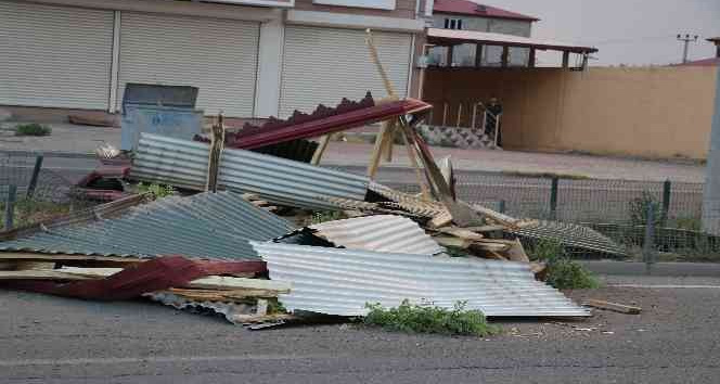 Iğdır’da etkili olan fırtına çatıları uçurdu, araçlara zarar verdi