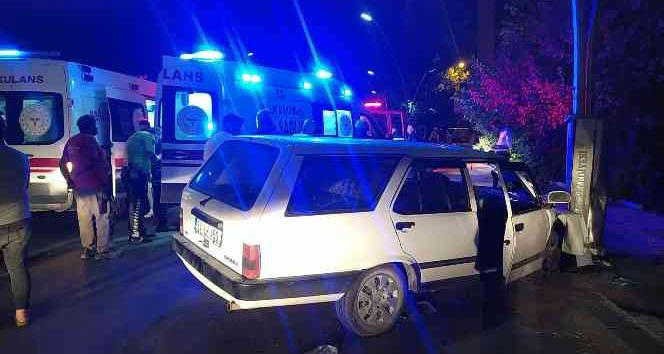 Aşırı alkollü sürücü aydınlatma direğine çarptı; 2 yaralı