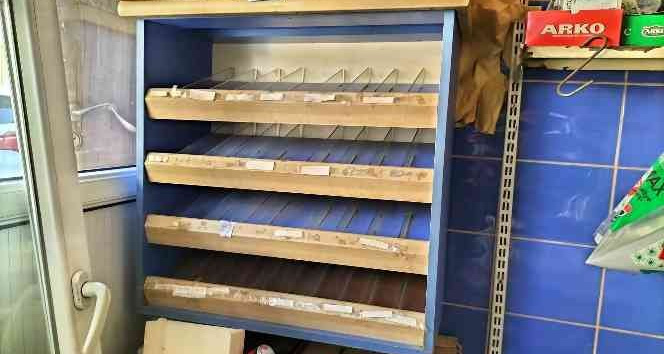 Bakkal dükkanına giren hırsızlar sigara rafını boşalttı