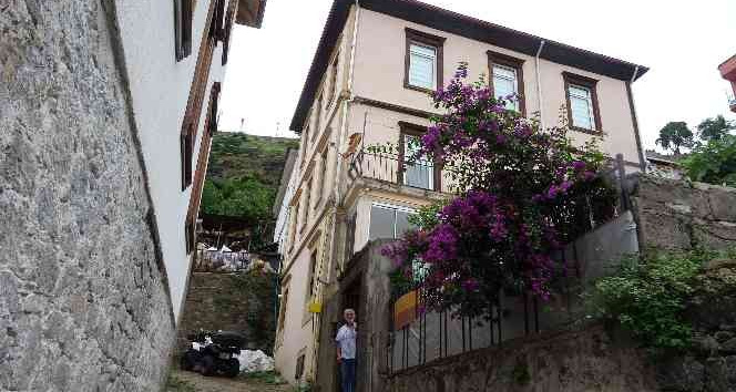 Asırlık evde sergilenen tarihi eşyalarla zamanda yolculuk