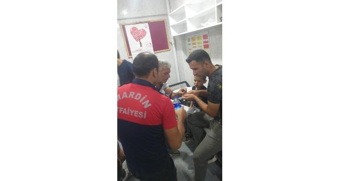 Parmağı demir kapağa sıkışan çocuk gözyaşları arasında kurtarıldı