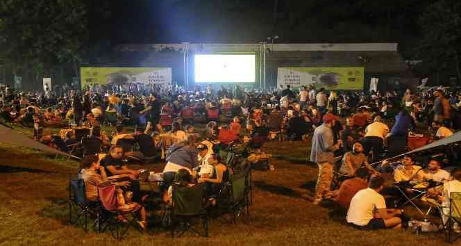 Ünlü yönetmen Ezel Akay: "Söylenen, anlatılmak istenen her şey anlaşılır oluyor bu eğlence ve haz sayesinde"