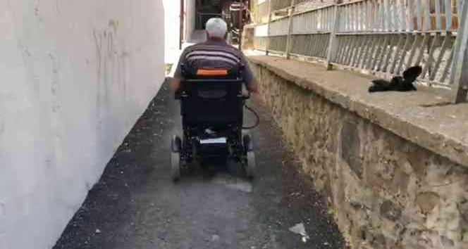 Engelli yaşlı adama akülü sandalye hediye edildi