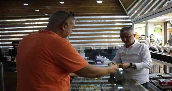 Kuyumcunun uyanıklığı vatandaşı dolandırılmaktan kurtardı