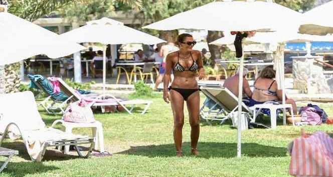Başarılı manken Özlem Yıldız plajın gözdesi oldu