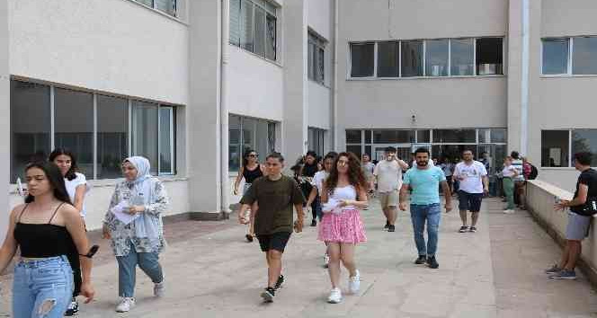 Edirne’de bazı adaylar dakikalar kala sınava yetişti