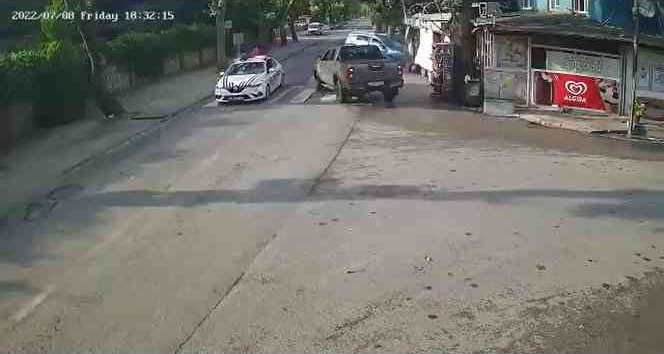 Sürücüsünün baygınlık geçirdiği kamyonet markete böyle girdi