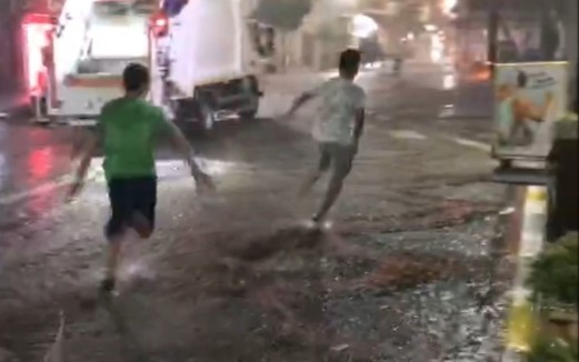 Edirne’de aniden bastıran yağmur hayatı felç etti