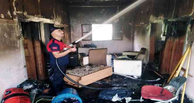 Osmaniye’de yanan ev kullanılmaz hale geldi