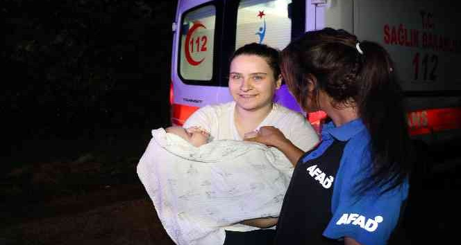 Edirne’de şiddetli yağış nedeniyle mahsur kalan bebeği AFAD kurtardı