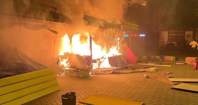 Bakırköyde kütüphaneci dükkanı alev alev yandı