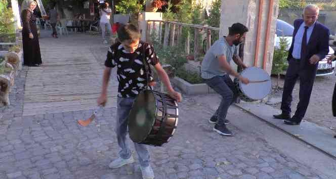 12 yaşındaki Koray, doktor olmak için davul çalıyor