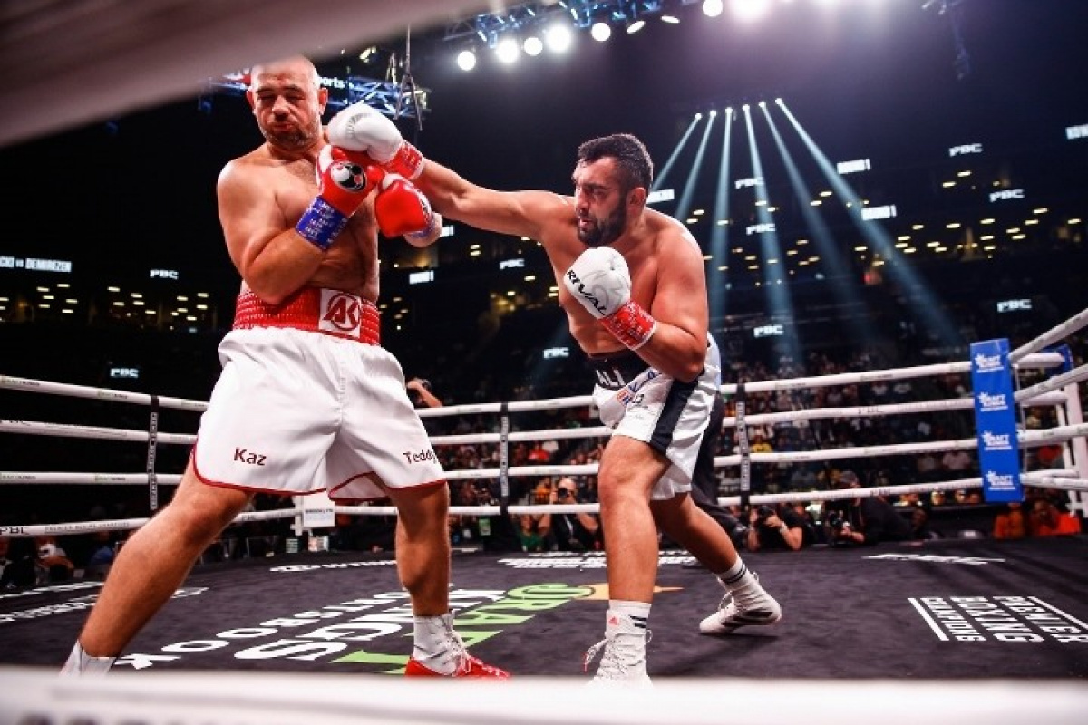 Ali Eren Demirezen, Polonyalı boksör Kowwnacki'yi devirdi