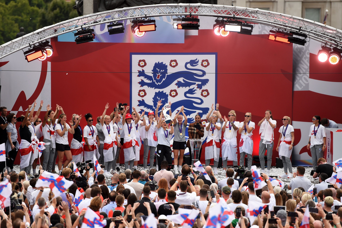 Londra&#039;da binlerce kişi kadın futbol takımının şampiyonluğunu kutladı