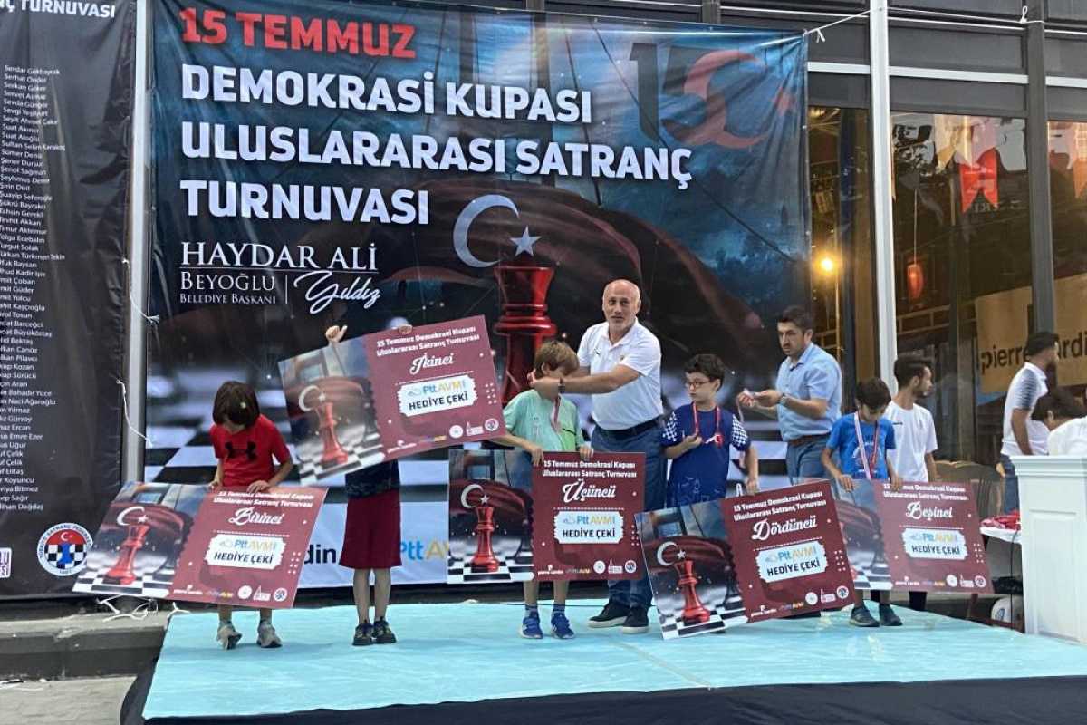 Beyoğlu Belediyesi 15 Temmuz Şehitleri için Uluslararası Satranç Turnuvası düzenledi