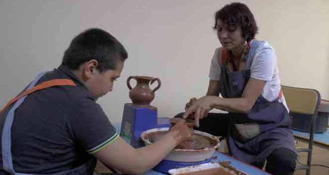 Özel öğrenciler çanak yaparak hem eğleniyor, hem de öğreniyorlar