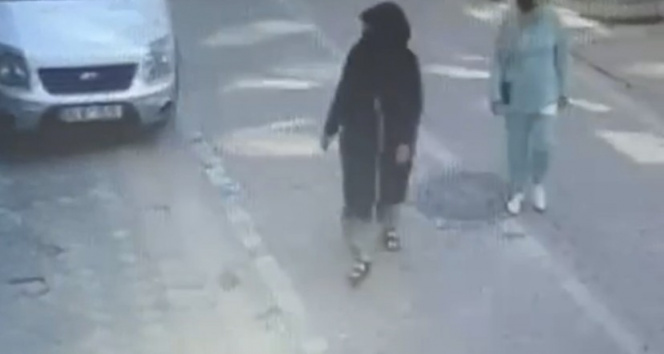 İstanbulda kadın hırsızlar kamerada: Okula başlayacak çocuğun kumbarasını çaldılar