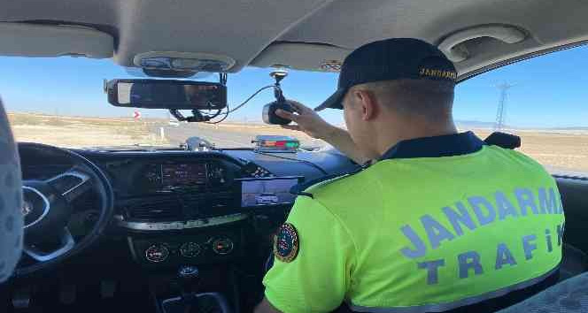 Trafik jandarması köy yollarında hız denetimlerini sürdürüyor