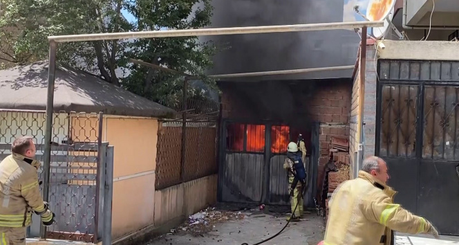 Ataşehirde otomobil yedek parçalarının olduğu garaj alev alev yandı