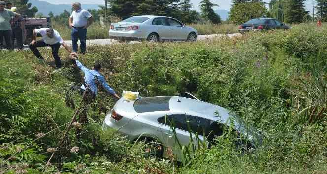 Otomobil sulama kanalına düştü