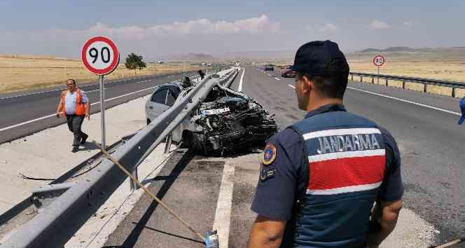 Kontrolden çıkan otomobil demir bariyere saplandı: 3 yaralı