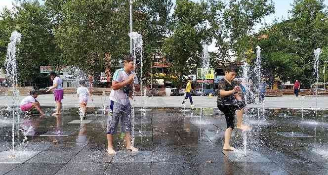 Sıcaktan bunalan çocukların eğlenceli serinliği