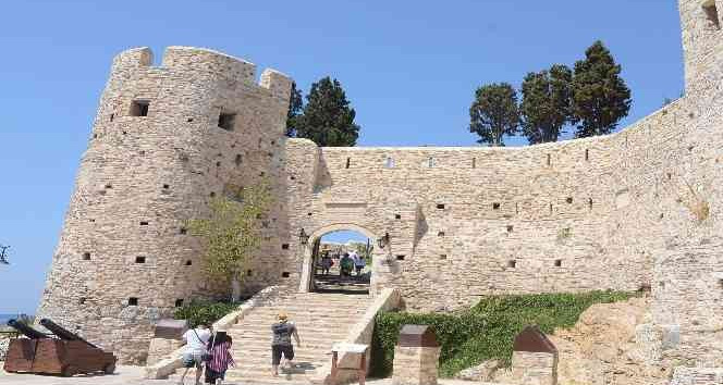 Kuşadası Güvercinada Kalesi’ni üç ayda 100 bin kişi ziyaret etti