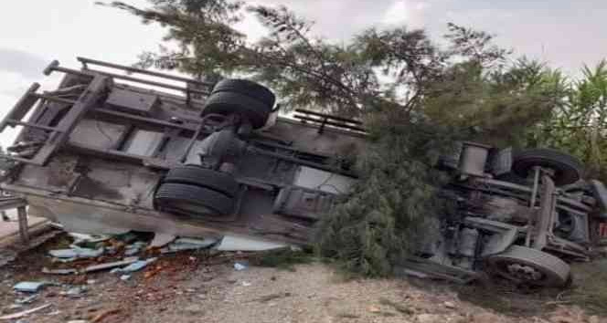 Antalya’da kamyon ile tur otobüsü çarpıştı: 1 ölü, 6 yaralı