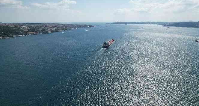 İlk tahıl gemisi ”Razoni” İstanbul Boğazı’ndan geçti