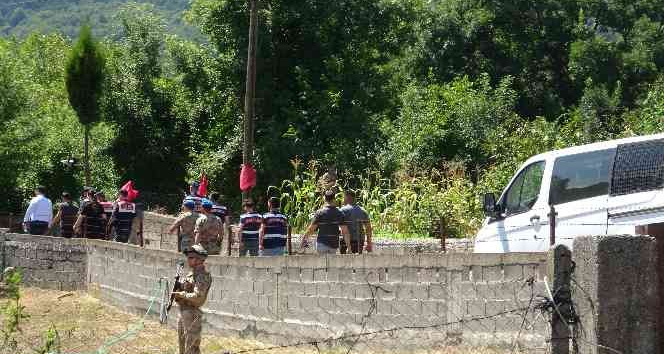 Jandarma, katili ayakkabılarından yakaladı