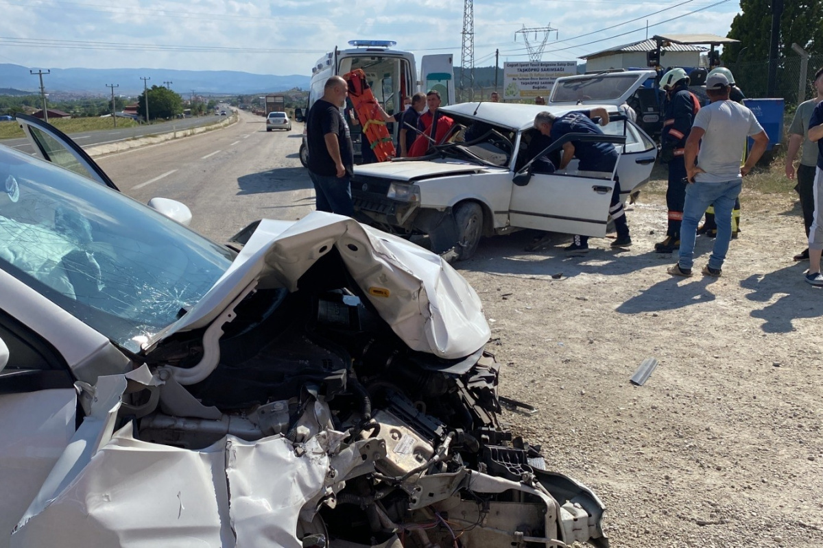 Kastamonu&#039;da iki otomobil çarpıştı: 3 yaralı