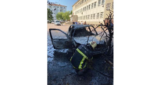 Okul bahçesinde yanan otomobil kullanılamaz hale geldi